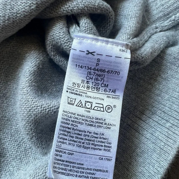 GAP KIDS Girls Gray Sweater with Rainbow Heart Small - Picture 6 of 8